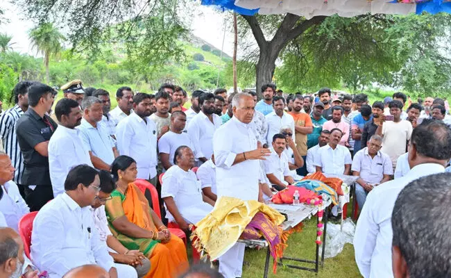 ರಾಯಚೂರು | 1.50 ಕೋಟಿ ರೂ. ವೆಚ್ಚದಲ್ಲಿ ತಾಯಮ್ಮ ಕೆರೆ ಅಭಿವೃದ್ಧಿ ಕಾಮಗಾರಿಗೆ ಸಚಿವರಿಂದ ಭೂಮಿ ಪೂಜೆ ರಾಯಚೂರು | 1.50 ಕೋಟಿ ರೂ. ವೆಚ್ಚದಲ್ಲಿ ತಾಯಮ್ಮ ಕೆರೆ ಅಭಿವೃದ್ಧಿ ಕಾಮಗಾರಿಗೆ ಸಚಿವರಿಂದ ಭೂಮಿ ಪೂಜೆ