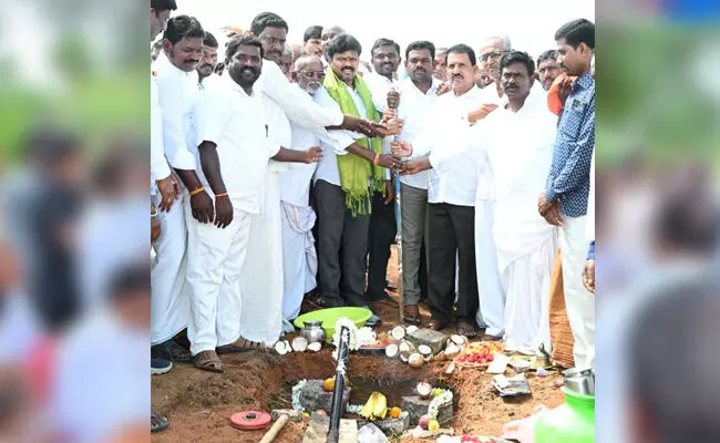 ರಾಯಚೂರು | ಶಾಸಕ ಬಸನಗೌಡ ದದ್ದಲ್ರಿಂದ ಲಿಂಗನಖಾನದೊಡ್ಡಿ ಶಾಲಾ ಕಟ್ಟಡ ಕಾಮಗಾರಿಗೆ ಭೂಮಿ ಪೂಜೆ ರಾಯಚೂರು | ಶಾಸಕ ಬಸನಗೌಡ ದದ್ದಲ್ರಿಂದ ಲಿಂಗನಖಾನದೊಡ್ಡಿ ಶಾಲಾ ಕಟ್ಟಡ ಕಾಮಗಾರಿಗೆ ಭೂಮಿ ಪೂಜೆ