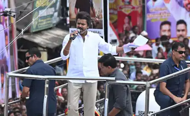 ತಮಿಳುನಾಡು | ನಟ ವಿಜಯ್ ರ‍್ಯಾಲಿಯಲ್ಲಿ ಅಪಘಾತ : ಪ್ರಚಾರ ವಾಹನದ ಚಾಲಕನ ವಿರುದ್ಧ ಎಫ್‌ಐಆರ್‌