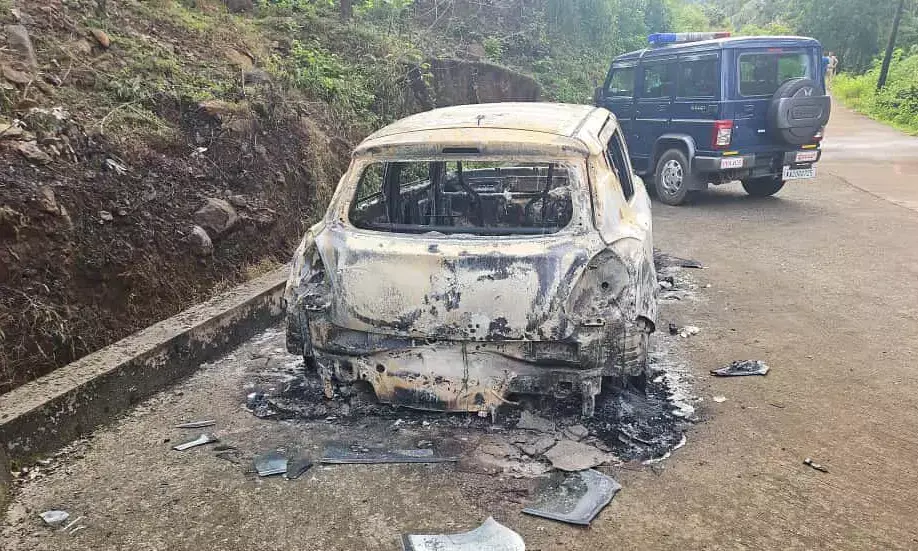 ರಸ್ತೆ ಬದಿ ನಿಲ್ಲಿಸಿದ್ದ ಕಾರಿಗೆ ದುಷ್ಕರ್ಮಿಗಳಿಂದ ಬೆಂಕಿ: ಪ್ರಕರಣ ದಾಖಲು