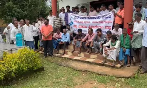 ಸಾಗರ | ಮೊಬೈಲ್ ನೆಟ್ ವರ್ಕ್ ಕೊಟ್ಟು ಬಳಿಕ ಗಣತಿ ಮಾಡಿ: ನಾಲ್ಕು ಗ್ರಾಮಗಳ ಗ್ರಾಮಸ್ಥರಿಂದ ಪ್ರತಿಭಟನೆ