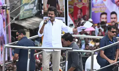 ತಮಿಳುನಾಡು | ನಟ ವಿಜಯ್ ರ‍್ಯಾಲಿಯಲ್ಲಿ ಅಪಘಾತ : ಪ್ರಚಾರ ವಾಹನದ ಚಾಲಕನ ವಿರುದ್ಧ ಎಫ್‌ಐಆರ್‌