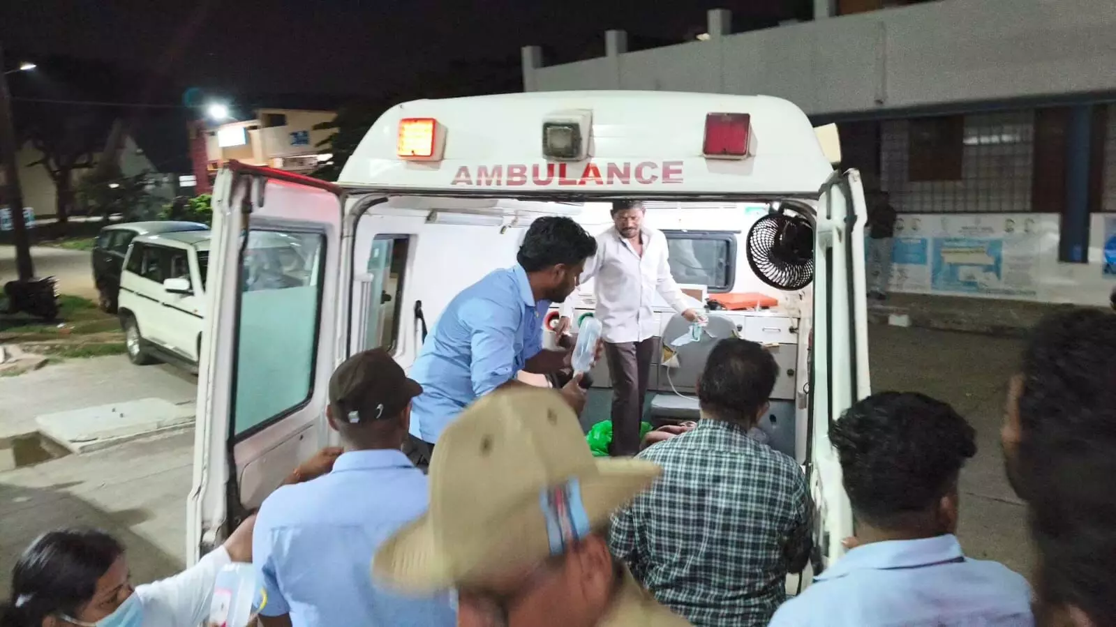 ಬಂಗಾರಪೇಟೆ ಬಳಿ ಭೀಕರ ರಸ್ತೆ ಅಪಘಾತ: ಮೂವರು ಮೃತ್ಯು, 16 ಮಂದಿಗೆ ಗಾಯ ಬಂಗಾರಪೇಟೆ ಬಳಿ ಭೀಕರ ರಸ್ತೆ ಅಪಘಾತ: ಮೂವರು ಮೃತ್ಯು, 16 ಮಂದಿಗೆ ಗಾಯ