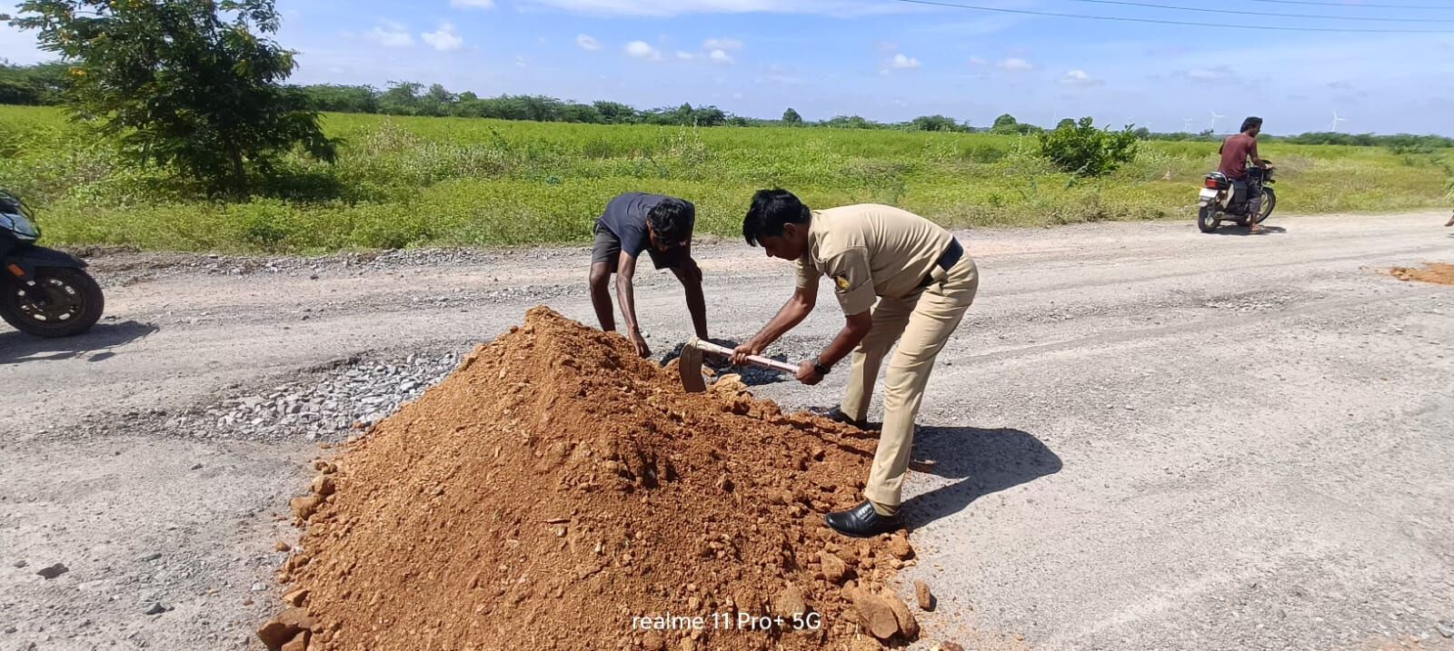 ರಾಯಚೂರು: ಮಗನ ಅಪಘಾತದ ಬಳಿಕ ಸ್ವಂತ ಖರ್ಚಿನಲ್ಲಿ ರಸ್ತೆ ಗುಂಡಿ ಮುಚ್ಚಿದ ಪೊಲೀಸ್ ಸಿಬ್ಬಂದಿ ಮುಹಮ್ಮದ್ ಅಲಿ