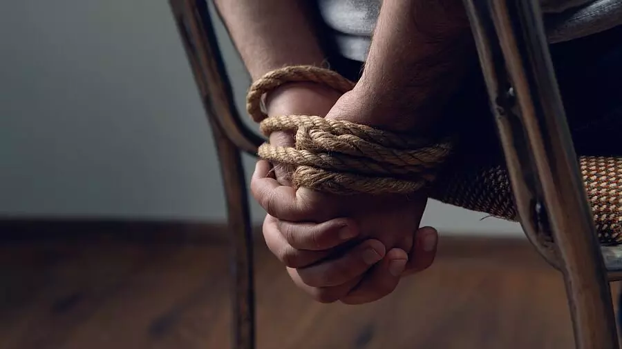 ಮುಂಬೈ | ಅಪಹೃತ ಬಿಲ್ಡರ್ ಪುನರ್ವಸತಿ ಕೇಂದ್ರದಲ್ಲಿ ಪತ್ತೆ: ಮೊದಲ ಪತ್ನಿಯಿಂದ ಬಲವಂತವಾಗಿ ಸೇರ್ಪಡೆ! ಮುಂಬೈ | ಅಪಹೃತ ಬಿಲ್ಡರ್ ಪುನರ್ವಸತಿ ಕೇಂದ್ರದಲ್ಲಿ ಪತ್ತೆ: ಮೊದಲ ಪತ್ನಿಯಿಂದ ಬಲವಂತವಾಗಿ ಸೇರ್ಪಡೆ!