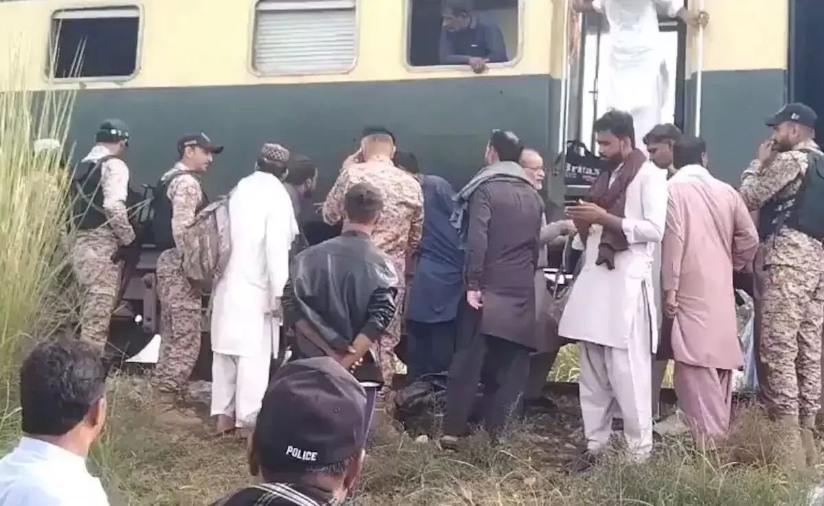 ಪಾಕಿಸ್ತಾನ | ಬಾಂಬ್ ಸ್ಫೋಟದ ಬಳಿಕ ಹಳಿ ತಪ್ಪಿದ ಜಾಫರ್ ಎಕ್ಸ್‌ಪ್ರೆಸ್‌ ರೈಲು : ಹಲವರಿಗೆ ಗಾಯ