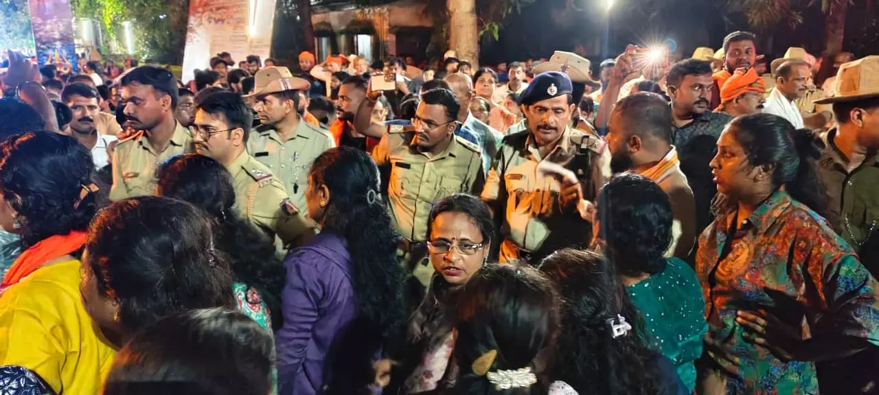 ಉಳ್ಳಾಲದಲ್ಲಿ ಶಾರದೋತ್ಸವ ಮೆರವಣಿಗೆ ನಿಲ್ಲಿಸಿದ್ದು ಪೊಲೀಸರಲ್ಲ: ಕಮಿಷನರ್ ಸುಧೀರ್ ಕುಮಾರ್ ರೆಡ್ಡಿ ಸ್ಪಷ್ಟನೆ ಉಳ್ಳಾಲದಲ್ಲಿ ಶಾರದೋತ್ಸವ ಮೆರವಣಿಗೆ ನಿಲ್ಲಿಸಿದ್ದು ಪೊಲೀಸರಲ್ಲ: ಕಮಿಷನರ್ ಸುಧೀರ್ ಕುಮಾರ್ ರೆಡ್ಡಿ ಸ್ಪಷ್ಟನೆ