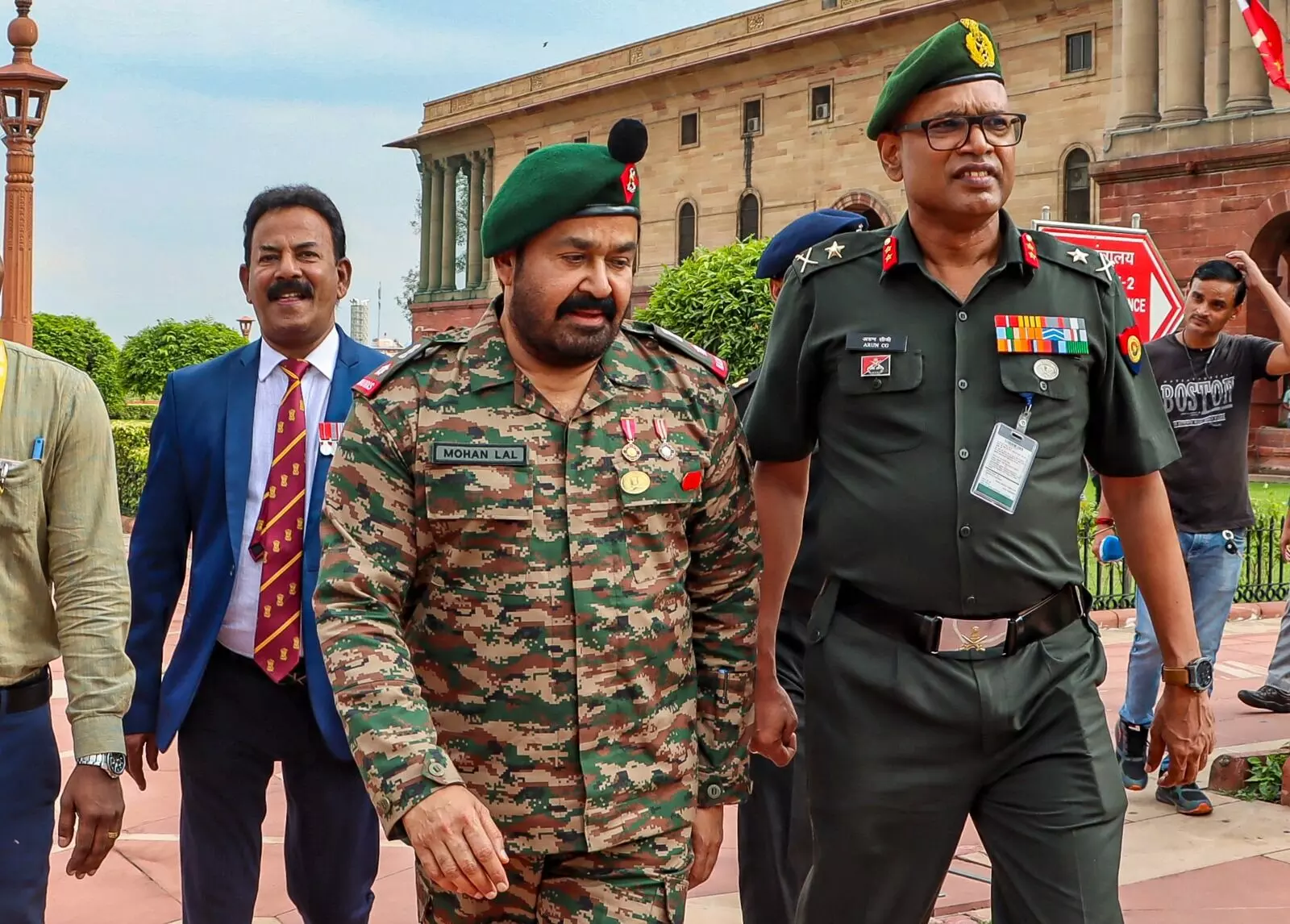 ಭಾರತೀಯ ಸೇನಾ ಮುಖ್ಯಸ್ಥರಿಂದ ಪ್ರಶಂಸಾಪತ್ರ ಸ್ವೀಕರಿಸಿದ ಖ್ಯಾತ ಮಲಯಾಳಂ ನಟ ಮೋಹನ್ಲಾಲ್ ಭಾರತೀಯ ಸೇನಾ ಮುಖ್ಯಸ್ಥರಿಂದ ಪ್ರಶಂಸಾಪತ್ರ ಸ್ವೀಕರಿಸಿದ ಖ್ಯಾತ ಮಲಯಾಳಂ ನಟ ಮೋಹನ್ಲಾಲ್