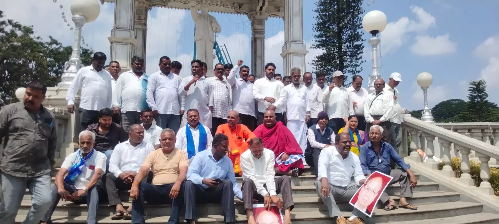 ಮೈಸೂರು: ಮುಖ್ಯ ನ್ಯಾಯಾಧೀರ ಮೇಲೆ ಶೂ ಎಸೆದ ಪ್ರಕರಣ ಖಂಡಿಸಿ ದಲಿತ ಸಂಘಟನೆಗಳಿಂದ ಪ್ರತಿಭಟನೆ