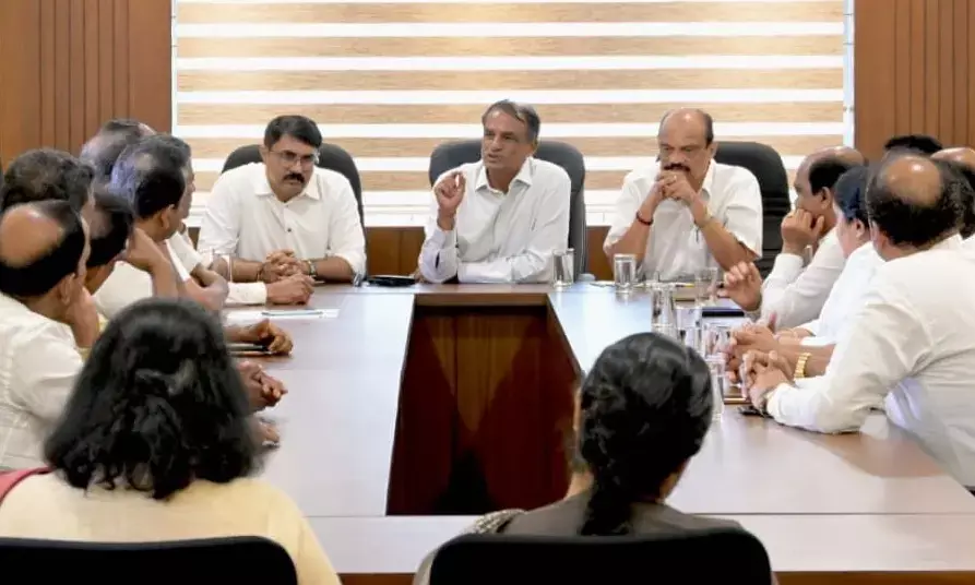 ಸರಕಾರ- ಜನರ ನಡುವೆ ಕೊಂಡಿಯಾಗಿ ಕಾರ್ಯ ನಿರ್ವಹಿಸಿ: ಮಂಜುನಾಥ ಭಂಡಾರಿ