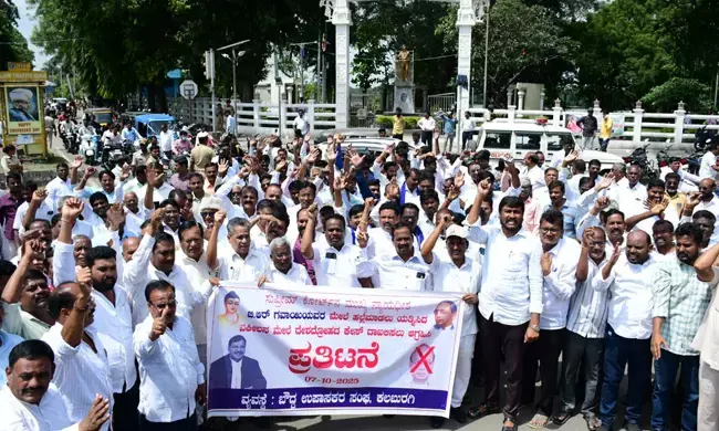 ಕಲಬುರಗಿ | ಸಿಜೆಐ ಗವಾಯಿ ಮೇಲೆ ಶೂ ಎಸೆದ ವಕೀಲನ ವಿರುದ್ಧ ದೇಶದ್ರೋಹ ಪ್ರಕರಣ ದಾಖಲಿಸಿ ಕ್ರಮಕ್ಕೆ ಆಗ್ರಹ