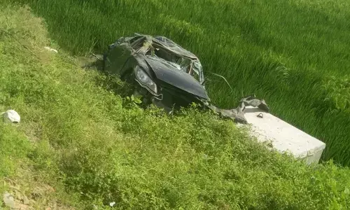 ರಾಯಚೂರು | ಡಿವೈಡರ್ ಗೆ ಢಿಕ್ಕಿ ಹೊಡೆದು ಕಾರು ಪಲ್ಟಿ : ಓರ್ವ ಮೃತ್ಯು