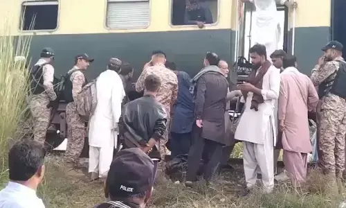 ಪಾಕಿಸ್ತಾನ | ಬಾಂಬ್ ಸ್ಫೋಟದ ಬಳಿಕ ಹಳಿ ತಪ್ಪಿದ ಜಾಫರ್ ಎಕ್ಸ್‌ಪ್ರೆಸ್‌ ರೈಲು : ಹಲವರಿಗೆ ಗಾಯ