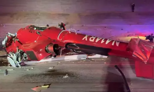 ಅಮೆರಿಕ | ಹೆದ್ದಾರಿಗೆ ಅಪ್ಪಳಿಸಿದ ಹೆಲಿಕಾಪ್ಟರ್ : ಮೂವರಿಗೆ ಗಂಭೀರ ಗಾಯ