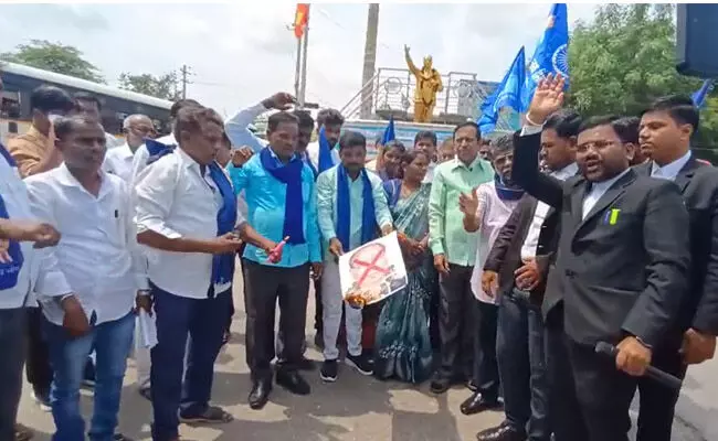 ಸಿಜೆಐ ಮೇಲೆ ಶೂ ಎಸೆದ ರಾಕೇಶ ಕಿಶೋರ್ ಗಡಿಪಾರಿಗೆ ಆಗ್ರಹ: ದಲಿತ,ಪ್ರಗತಿಪರ ಹೋರಾಟಗಾರರಿಂದ ರಾಯಚೂರಿನಲ್ಲಿ ಪ್ರತಿಭಟನೆ ಸಿಜೆಐ ಮೇಲೆ ಶೂ ಎಸೆದ ರಾಕೇಶ ಕಿಶೋರ್ ಗಡಿಪಾರಿಗೆ ಆಗ್ರಹ: ದಲಿತ,ಪ್ರಗತಿಪರ ಹೋರಾಟಗಾರರಿಂದ ರಾಯಚೂರಿನಲ್ಲಿ ಪ್ರತಿಭಟನೆ