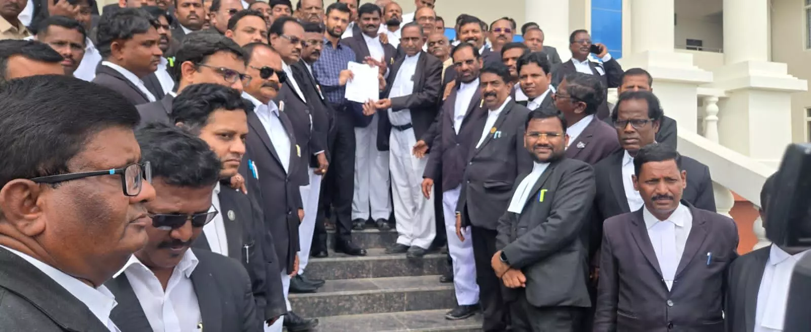 ರಾಯಚೂರು | ಸಿಜೆಐ ಗವಾಯಿ ಮೇಲೆ ಶೂ ಎಸೆತ ಘಟನೆ ಖಂಡಿಸಿ ನ್ಯಾಯವಾದಿಗಳಿಂದ ಕಲಾಪ ಬಹಿಷ್ಕರಿಸಿ ಆಕ್ರೋಶ ರಾಯಚೂರು | ಸಿಜೆಐ ಗವಾಯಿ ಮೇಲೆ ಶೂ ಎಸೆತ ಘಟನೆ ಖಂಡಿಸಿ ನ್ಯಾಯವಾದಿಗಳಿಂದ ಕಲಾಪ ಬಹಿಷ್ಕರಿಸಿ ಆಕ್ರೋಶ