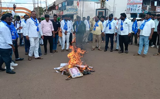ಬೀದರ್ | ಸಿಜೆಐ ಗವಾಯಿ ಮೇಲೆ ಶೂ ಎಸೆದ ವಕೀಲನ ಪ್ರತಿಕೃತಿ ದಹಿಸಿ ಪ್ರತಿಭಟನೆ ಬೀದರ್ | ಸಿಜೆಐ ಗವಾಯಿ ಮೇಲೆ ಶೂ ಎಸೆದ ವಕೀಲನ ಪ್ರತಿಕೃತಿ ದಹಿಸಿ ಪ್ರತಿಭಟನೆ