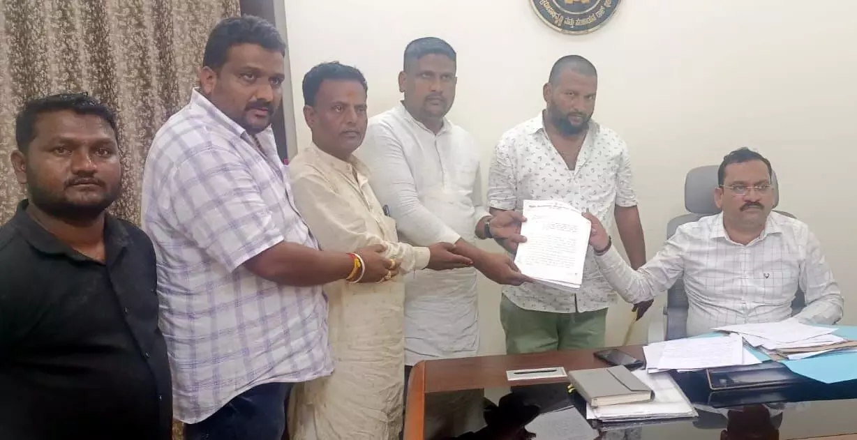 ಬೀದರ್ | ಆಣದೂರ ಗ್ರಾಮ ಪಂಚಾಯತ್ನಲ್ಲಿ ಲಕ್ಷಾಂತರ ರೂಪಾಯಿ ಅವ್ಯವಹಾರ ಆರೋಪ : ಸದಸ್ಯರಿಂದ ದೂರು ಬೀದರ್ | ಆಣದೂರ ಗ್ರಾಮ ಪಂಚಾಯತ್ನಲ್ಲಿ ಲಕ್ಷಾಂತರ ರೂಪಾಯಿ ಅವ್ಯವಹಾರ ಆರೋಪ : ಸದಸ್ಯರಿಂದ ದೂರು