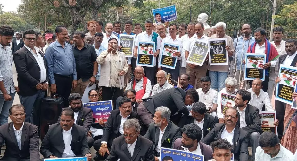 ಮೈಸೂರು | ಸಿಜೆಐ ಮೇಲೆ ಶೂ ಎಸೆದ ಪ್ರಕರಣ ಖಂಡಿಸಿ ವಕೀಲರು, ಪ್ರಗತಿಪರರಿಂದ ಪ್ರತಿಭಟನೆ
