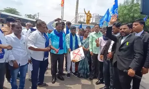 ಸಿಜೆಐ ಮೇಲೆ ಶೂ‌ ಎಸೆದ ರಾಕೇಶ ಕಿಶೋರ್ ಗಡಿಪಾರಿಗೆ  ಆಗ್ರಹ: ದಲಿತ,ಪ್ರಗತಿಪರ ಹೋರಾಟಗಾರರಿಂದ ರಾಯಚೂರಿನಲ್ಲಿ ಪ್ರತಿಭಟನೆ