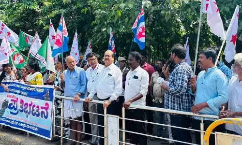 ಸುಪ್ರೀಂಕೋರ್ಟ್ ನ ಮುಖ್ಯ ನ್ಯಾಯಮೂರ್ತಿಯ ಮೇಲಿನ ದಾಳಿ ಖಂಡಿಸಿ ಪ್ರತಿಭಟನೆ