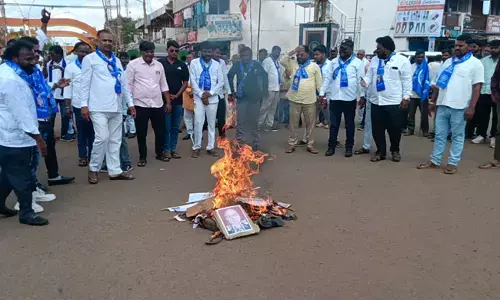 ಬೀದರ್ | ಸಿಜೆಐ ಗವಾಯಿ ಮೇಲೆ ಶೂ ಎಸೆದ ವಕೀಲನ ಪ್ರತಿಕೃತಿ ದಹಿಸಿ ಪ್ರತಿಭಟನೆ