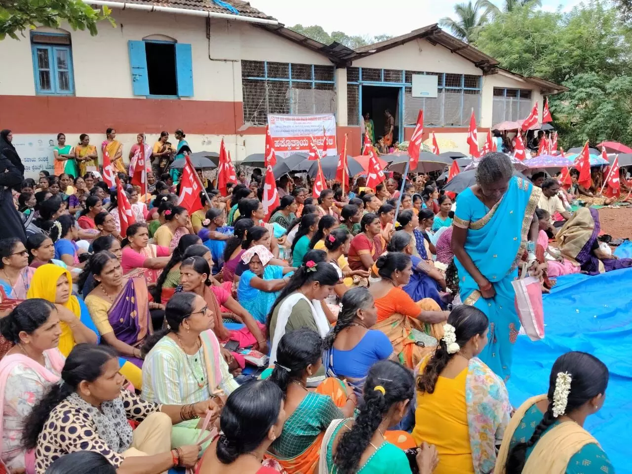 ಬಾಕಿ ಉಳಿಸಿದ ಕನಿಷ್ಠ ಕೂಲಿ ಪಾವತಿಗೆ ಆಗ್ರಹ: ಕೈಕಂಬದಲ್ಲಿ ಬೀಡಿ ಡಿಪೋಗೆ ಮುತ್ತಿಗೆ