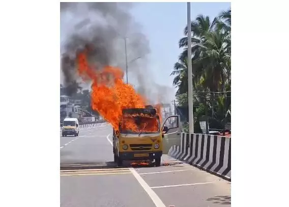 ಕಾಸರಗೋಡು: ಚಲಿಸುತ್ತಿದ್ದ ಮೀನು ಸಾಗಾಟದ ಮಿನಿ ಟೆಂಪೋ ಬೆಂಕಿಗಾಹುತಿ