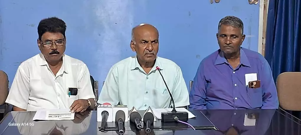 ರಾಯಚೂರು | ಕೇಂದ್ರ ಸರಕಾರದ ವಿದ್ಯುತ್ ಖಾಸಗೀಕರಣ ಕಾಯ್ದೆಯ ವಿರುದ್ಧ ಅ.26 ರಂದು ಹೋರಾಟ : ವೇಣುಗೋಪಾಲ ರಾಯಚೂರು | ಕೇಂದ್ರ ಸರಕಾರದ ವಿದ್ಯುತ್ ಖಾಸಗೀಕರಣ ಕಾಯ್ದೆಯ ವಿರುದ್ಧ ಅ.26 ರಂದು ಹೋರಾಟ : ವೇಣುಗೋಪಾಲ