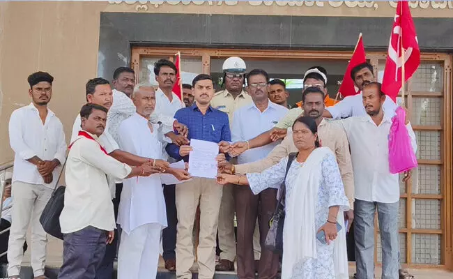 ಯಾದಗಿರಿ | ಧರ್ಮಸ್ಥಳ ದೌರ್ಜನ್ಯ ವಿರೋಧಿ ವೇದಿಕೆಯಿಂದ ನ್ಯಾಯಕ್ಕಾಗಿ ಜನಾಗ್ರಹ ದಿನಾಚರಣೆ ಯಾದಗಿರಿ | ಧರ್ಮಸ್ಥಳ ದೌರ್ಜನ್ಯ ವಿರೋಧಿ ವೇದಿಕೆಯಿಂದ ನ್ಯಾಯಕ್ಕಾಗಿ ಜನಾಗ್ರಹ ದಿನಾಚರಣೆ