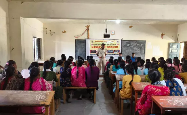 ದೇವದುರ್ಗ | ಮಕ್ಕಳಿಗೆ ಪೋಕ್ಸೋ ಸೇರಿದಂತೆ ಕಾನೂನು ಸುವ್ಯವಸ್ಥೆಯ ಬಗ್ಗೆ ಜಾಗೃತಿ ಅನಿವಾರ್ಯ : ಮಂಜುನಾಥ್ ಸಿಲವೇರಿ ದೇವದುರ್ಗ | ಮಕ್ಕಳಿಗೆ ಪೋಕ್ಸೋ ಸೇರಿದಂತೆ ಕಾನೂನು ಸುವ್ಯವಸ್ಥೆಯ ಬಗ್ಗೆ ಜಾಗೃತಿ ಅನಿವಾರ್ಯ : ಮಂಜುನಾಥ್ ಸಿಲವೇರಿ