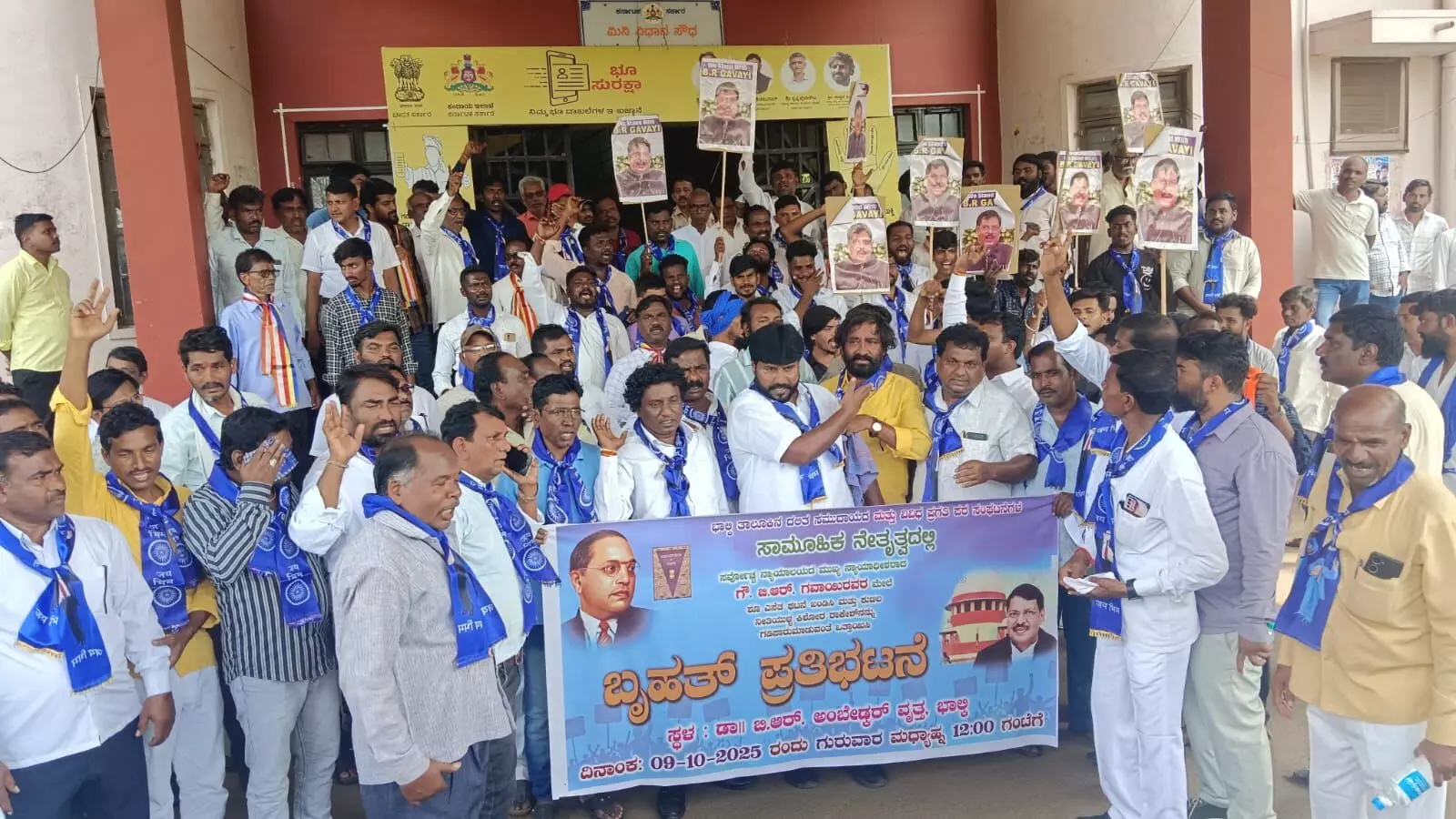 ಬೀದರ್ | ಸಿಜೆಐ ಮೇಲೆ ಶೂ ಎಸೆದಿರುವ ವಕೀಲನನ್ನು ಗಡಿಪಾರು ಮಾಡಲು ಆಗ್ರಹಿಸಿ ಮಾನವ ಸರಪಳಿ ನಿರ್ಮಿಸಿ ಪ್ರತಿಭಟನೆ