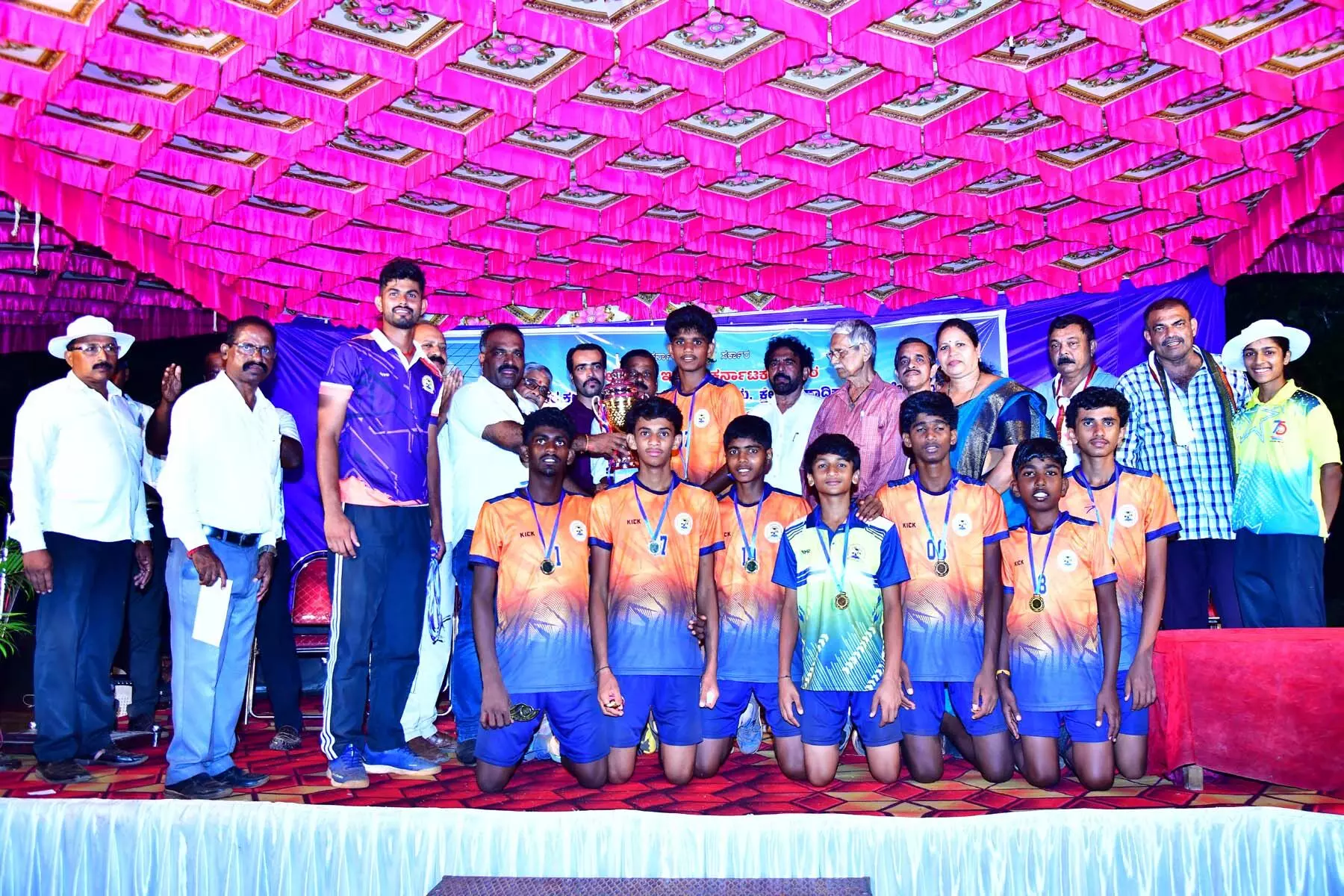 ದ.ಕ ಜಿಲ್ಲಾ ಮಟ್ಟದ ವಾಲಿಬಾಲ್ ಪಂದ್ಯಾಟ: ಬೆಳ್ತಂಗಡಿ ಮತ್ತು ಪುತ್ತೂರಿಗೆ ಪ್ರಶಸ್ತಿ ದ.ಕ ಜಿಲ್ಲಾ ಮಟ್ಟದ ವಾಲಿಬಾಲ್ ಪಂದ್ಯಾಟ: ಬೆಳ್ತಂಗಡಿ ಮತ್ತು ಪುತ್ತೂರಿಗೆ ಪ್ರಶಸ್ತಿ