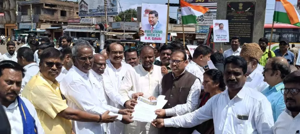 ಬೀದರ್ | ಸಿಜೆಐ ಗವಾಯಿ ಅವರ ಮೇಲೆ ಶೂ ಎಸೆದ ವಕೀಲನ ಪ್ರತಿಕೃತಿ ದಹಿಸಿ ಪ್ರತಿಭಟನೆ