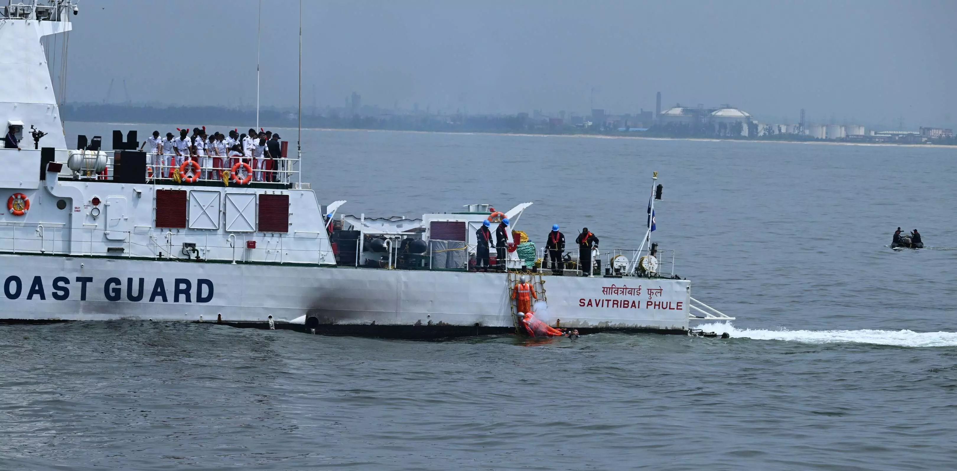 ಕಡಲಲ್ಲಿ ತುರ್ತು ಸುರಕ್ಷಾ ಕಾರ್ಯಾಚರಣೆ: ಕರಾವಳಿ ಭದ್ರತಾ ಪಡೆಯಿಂದ ಅಣುಕು ಪ್ರದರ್ಶನ ಕಡಲಲ್ಲಿ ತುರ್ತು ಸುರಕ್ಷಾ ಕಾರ್ಯಾಚರಣೆ: ಕರಾವಳಿ ಭದ್ರತಾ ಪಡೆಯಿಂದ ಅಣುಕು ಪ್ರದರ್ಶನ