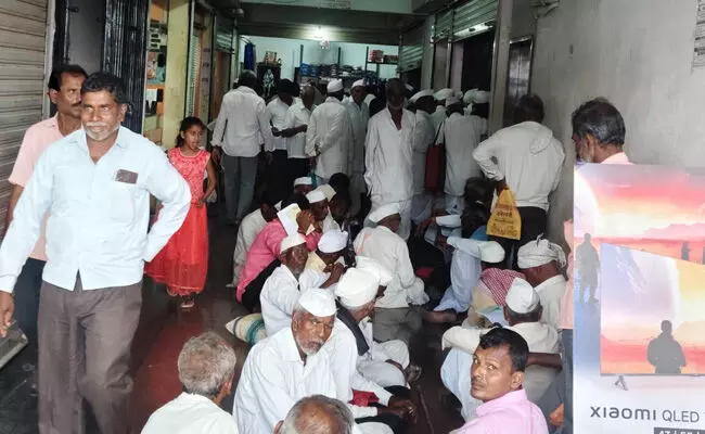 ಆಳಂದ | ಡಿಸಿಸಿ ಬ್ಯಾಂಕ್‌ನಲ್ಲಿ ಗ್ರಾಹಕರ ದಟ್ಟಣೆ : ವಯೋವೃದ್ಧರು, ಮಹಿಳೆಯರು ಪರದಾಟ