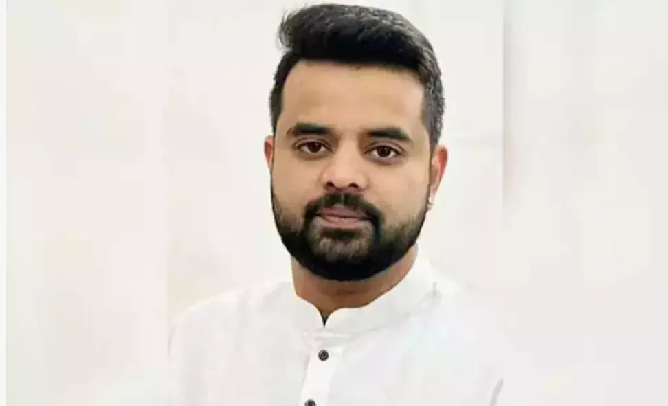 ಜೀವಿತಾವಧಿ ಶಿಕ್ಷೆ ಪ್ರಶ್ನಿಸಿ ಪ್ರಜ್ವಲ್ ರೇವಣ್ಣ ಮೇಲ್ಮನವಿ; ಎಸ್ಪಿಪಿ ನೇಮಕಾತಿ ಬಗ್ಗೆ ಮಾಹಿತಿ ಕೇಳಿದ ಹೈಕೋರ್ಟ್ ಜೀವಿತಾವಧಿ ಶಿಕ್ಷೆ ಪ್ರಶ್ನಿಸಿ ಪ್ರಜ್ವಲ್ ರೇವಣ್ಣ ಮೇಲ್ಮನವಿ; ಎಸ್ಪಿಪಿ ನೇಮಕಾತಿ ಬಗ್ಗೆ ಮಾಹಿತಿ ಕೇಳಿದ ಹೈಕೋರ್ಟ್