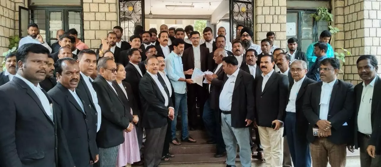 ವಿಜಯನಗರ | ಸಿಜೆಐ ಗವಾಯಿ ಮೇಲೆ ಶೂ ಎಸೆತ ಘಟನೆ ಖಂಡಿಸಿ ಜಿಲ್ಲಾ ವಕೀಲರ ಸಂಘದಿಂದ ಪ್ರತಿಭಟನೆ