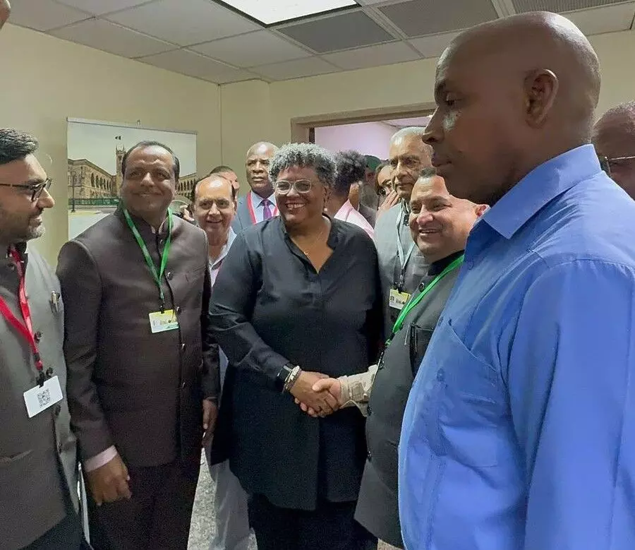 ಬಾರ್ಬಡೋಸ್ ಪ್ರಧಾನಿಯನ್ನು ಭೇಟಿಯಾದ ಸಭಾಪತಿ ಹೊರಟ್ಟಿ, ಸ್ಪೀಕರ್ ಖಾದರ್ ಬಾರ್ಬಡೋಸ್ ಪ್ರಧಾನಿಯನ್ನು ಭೇಟಿಯಾದ ಸಭಾಪತಿ ಹೊರಟ್ಟಿ, ಸ್ಪೀಕರ್ ಖಾದರ್