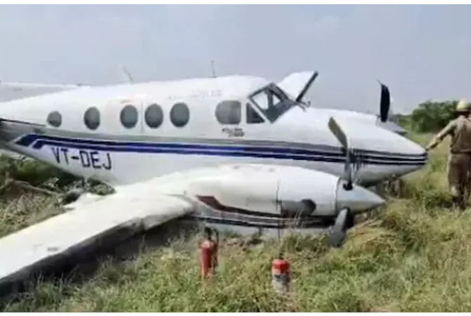 ಉತ್ತರ ಪ್ರದೇಶ | ರನ್‌ವೇಯಿಂದ ಜಾರಿದ ಲಘು ವಿಮಾನ : ಆರು ಜನರು ಅಪಾಯದಿಂದ ಪಾರು