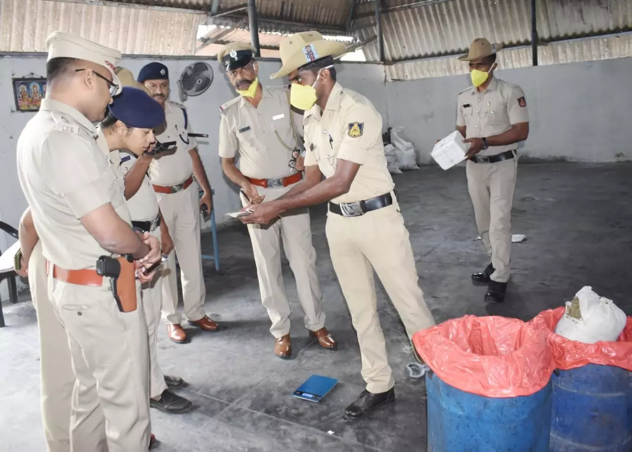 ಪಡುಬಿದ್ರೆ: ಪೊಲೀಸರಿಂದ 15 ಲಕ್ಷ ರೂ.ಗಳಿಗೂ ಅಧಿಕ ಮೌಲ್ಯದ ವಿವಿಧ ಮಾದಕ ವಸ್ತುಗಳ ನಾಶ ಪಡುಬಿದ್ರೆ: ಪೊಲೀಸರಿಂದ 15 ಲಕ್ಷ ರೂ.ಗಳಿಗೂ ಅಧಿಕ ಮೌಲ್ಯದ ವಿವಿಧ ಮಾದಕ ವಸ್ತುಗಳ ನಾಶ