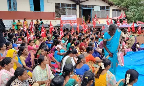 ಬಾಕಿ ಉಳಿಸಿದ ಕನಿಷ್ಠ ಕೂಲಿ ಪಾವತಿಗೆ ಆಗ್ರಹ: ಕೈಕಂಬದಲ್ಲಿ ಬೀಡಿ ಡಿಪೋಗೆ ಮುತ್ತಿಗೆ