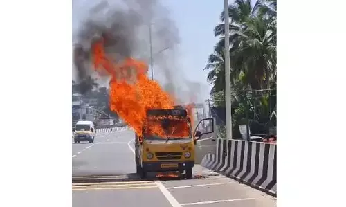 ಕಾಸರಗೋಡು: ಚಲಿಸುತ್ತಿದ್ದ ಮೀನು ಸಾಗಾಟದ ಮಿನಿ ಟೆಂಪೋ ಬೆಂಕಿಗಾಹುತಿ