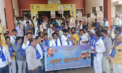 ಬೀದರ್ | ಸಿಜೆಐ ಮೇಲೆ ಶೂ ಎಸೆದಿರುವ ವಕೀಲನನ್ನು ಗಡಿಪಾರು ಮಾಡಲು ಆಗ್ರಹಿಸಿ ಮಾನವ ಸರಪಳಿ ನಿರ್ಮಿಸಿ ಪ್ರತಿಭಟನೆ