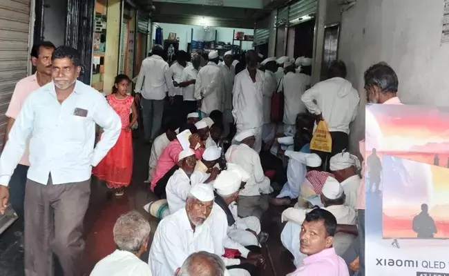 ಆಳಂದ | ಡಿಸಿಸಿ ಬ್ಯಾಂಕ್‌ನಲ್ಲಿ ಗ್ರಾಹಕರ ದಟ್ಟಣೆ : ವಯೋವೃದ್ಧರು, ಮಹಿಳೆಯರು ಪರದಾಟ