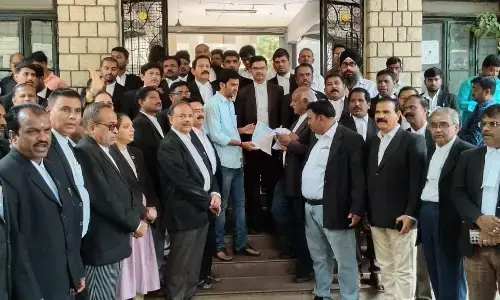 ವಿಜಯನಗರ | ಸಿಜೆಐ ಗವಾಯಿ ಮೇಲೆ ಶೂ ಎಸೆತ ಘಟನೆ ಖಂಡಿಸಿ ಜಿಲ್ಲಾ ವಕೀಲರ ಸಂಘದಿಂದ ಪ್ರತಿಭಟನೆ