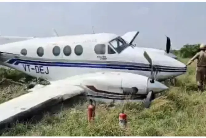 ಉತ್ತರ ಪ್ರದೇಶ | ರನ್‌ವೇಯಿಂದ ಜಾರಿದ ಲಘು ವಿಮಾನ : ಆರು ಜನರು ಅಪಾಯದಿಂದ ಪಾರು