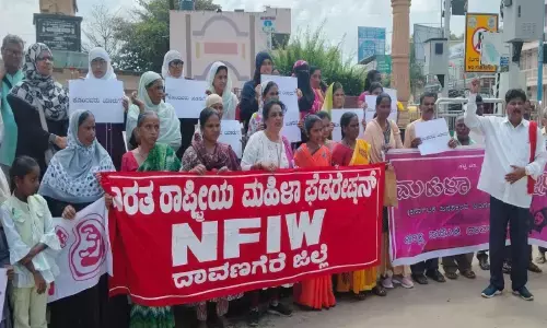 ದಾವಣಗೆರೆ | ಧರ್ಮಸ್ಥಳ ಅಸಹಜ ಸಾವು ಪ್ರಕರಣ; ತಪ್ಪಿತಸ್ಥರಿಗೆ ಶಿಕ್ಷೆ ವಿಧಿಸಲು ಒತ್ತಾಯಿಸಿ ಧರಣಿ