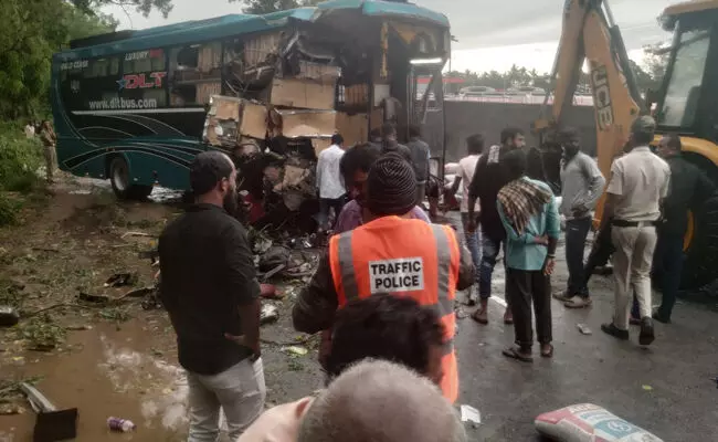 ಹುಣಸೂರು | ಲಾರಿ-ಬಸ್ ನಡುವೆ ಮುಖಾಮುಖಿ ಢಿಕ್ಕಿ: ಸ್ಥಳದಲ್ಲೇ ಇಬ್ಬರು ಮೃತ್ಯು