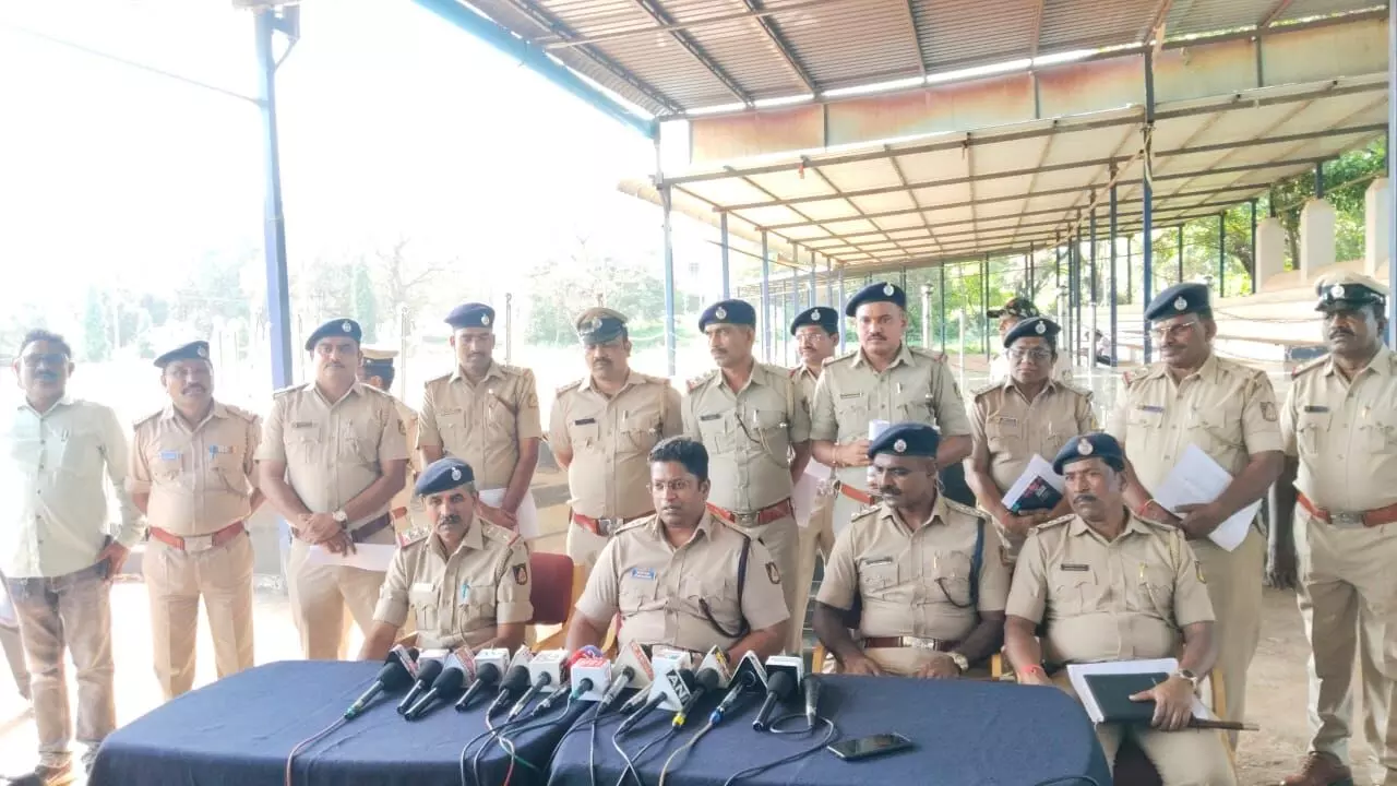 ಬೀದರ್ | ವಿವಿಧ ಪೊಲೀಸ್ ಠಾಣೆಯ ಕಳ್ಳತನ ಪ್ರಕರಣಗಳಲ್ಲಿ 1 ಕೋಟಿ 50 ಲಕ್ಷಕ್ಕೂ ಅಧಿಕ ಮೌಲ್ಯದ ವಸ್ತು ಜಪ್ತಿ : 57 ಮಂದಿ ಆರೋಪಿಗಳ ಬಂಧನ ಬೀದರ್ | ವಿವಿಧ ಪೊಲೀಸ್ ಠಾಣೆಯ ಕಳ್ಳತನ ಪ್ರಕರಣಗಳಲ್ಲಿ 1 ಕೋಟಿ 50 ಲಕ್ಷಕ್ಕೂ ಅಧಿಕ ಮೌಲ್ಯದ ವಸ್ತು ಜಪ್ತಿ : 57 ಮಂದಿ ಆರೋಪಿಗಳ ಬಂಧನ